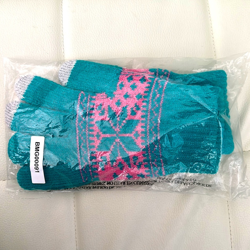NWT Green & Pink Knit Winter Gloves 🧤❄️ (bundle only)